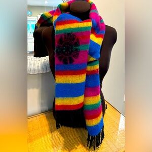 Stunning shawl / scarf made in Italy with aztec print